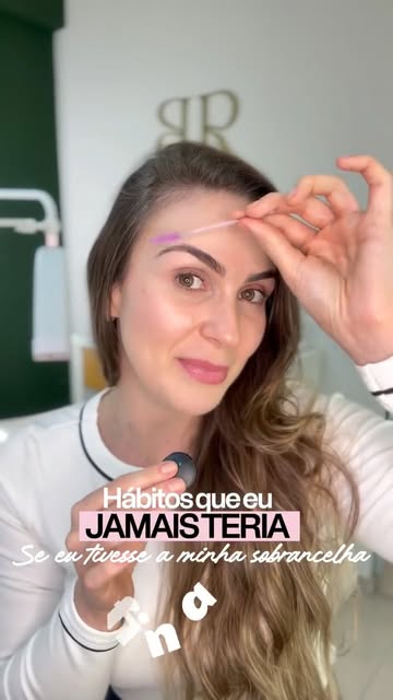 Regiane Brizotti falando sobre cuidados com sobrancelhas